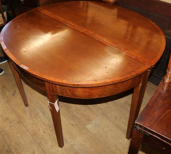 A D end dining table (no leaf) W.121cm